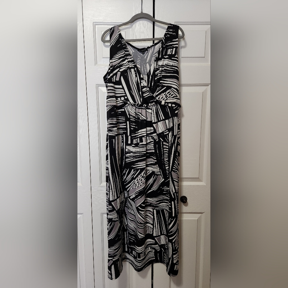 Notations Black and White Sleeveless V-Neck Sundress